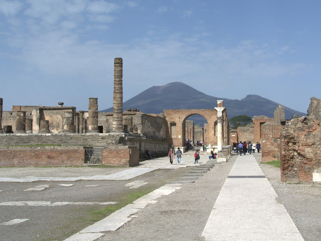 Wezuwiusz a Pompeje, widok na Forum