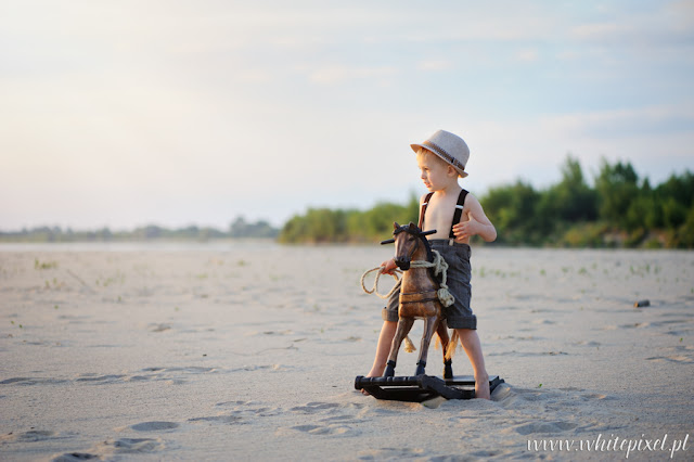 Chłopiec na koniku, portret dziecka na plaży, sesja nad Wisłą