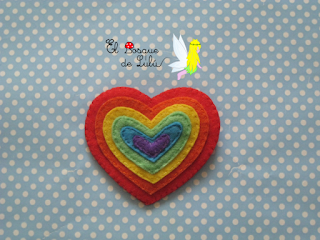 broche-corazón-arcoiris-fieltro-orgullo-elbosquedelulu-hechoamanoparati-regalo-personalizado