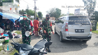 Babinsa Koramil 09/Sirombu Datangi Pasar Terapkan Protokol Kesehatan