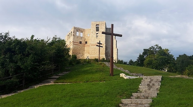 widok z dziedzińca przy klasztorze