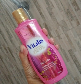 Vitalis Perfumed Moisturizing Body Wash White Glow
