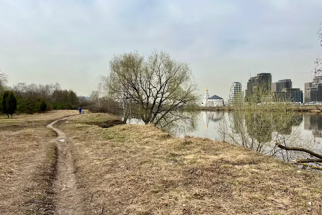Северный берег Строгинской поймы, Москва-река