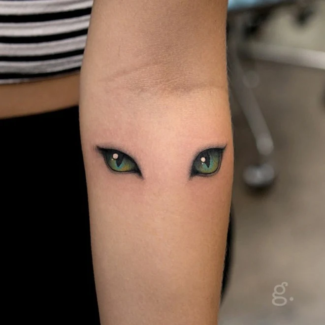 chica con tatuaje de gato