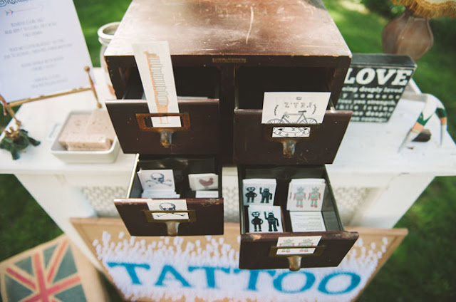 Una barra de tatuajes para tu boda