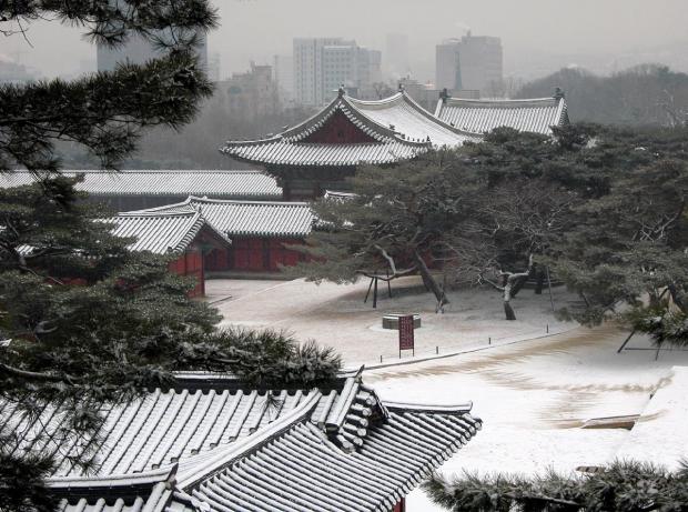 Hyangwonjong_pavilion_lake_seoul_south_korea