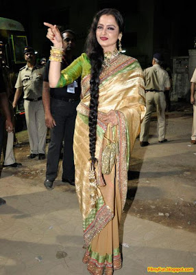 Rekha arrives for the Filmfare Awards at Yash Raj Studio Mumbai_FilmyFun.blogspot.com
