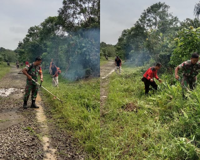 Peduli Lingkungan Bersih, Babinsa Bersama Warga Gontong Royong Bersihkan Rumput Kanan Kiri Jalan Desa