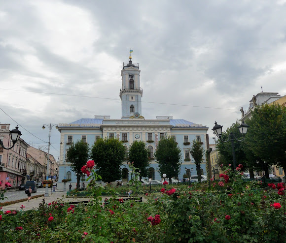 Черновцы. Центральная площадь. Городская Ратуша