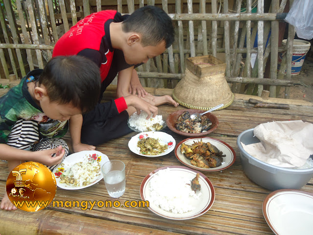 Menikmati Mumuluk ( makan di pagi ) di Kampung bersama keluarga   