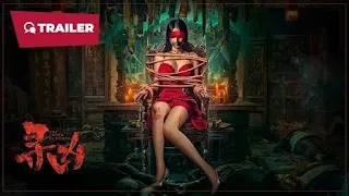 Seorang wanita berpakaian merah terikat di kursi dengan mata tertutup dan luka di tubuhnya, berada di ruangan penuh lilin dan suasana horor.