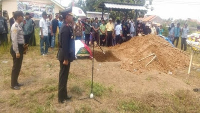 Kabagsumda Polres Serang Kota Pimpin Upacara Pemakaman Alm Aiptu (Purn) Bakri  
