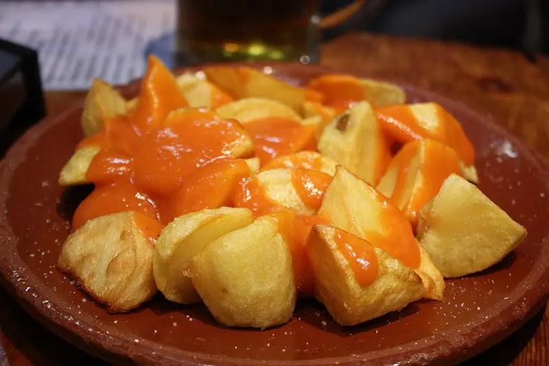 comida-tipica-de-madrid-platos-tipicos-madrilen%CC%83os-patatas-bravas-papas