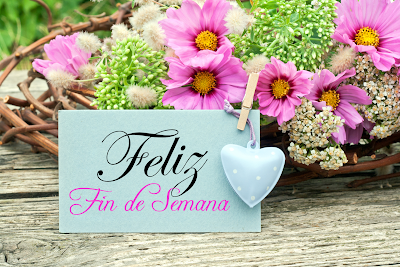 Postal con flores y mensaje de "Feliz Fin de Semana"