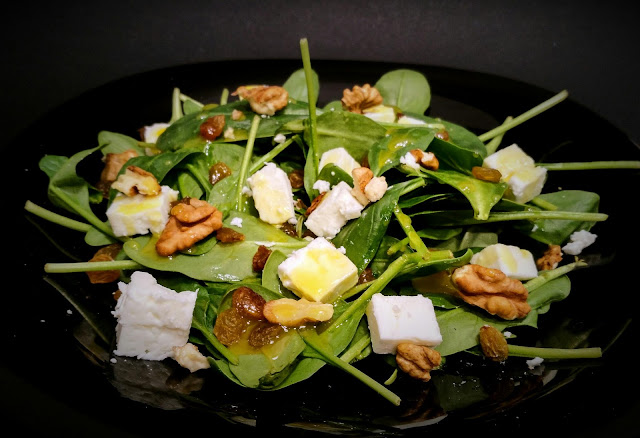 Ensalada de espinacas,feta, pasas y nueces con aliño de mostaza y miel...