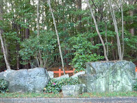植松寿樹と冨小路禎子の大原野を詠んだ一首が石碑にされている