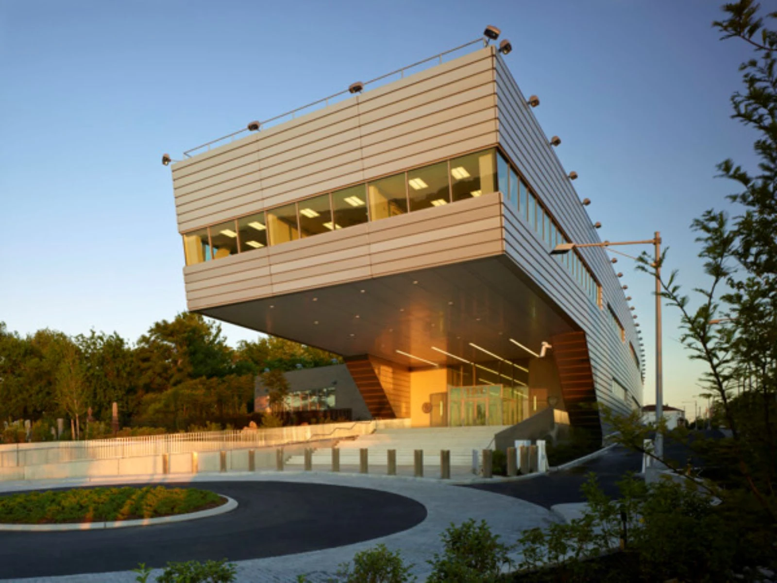 121st Police Precinct Station House by Rafael Vinoly