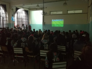 Alumnos mirando el partido 