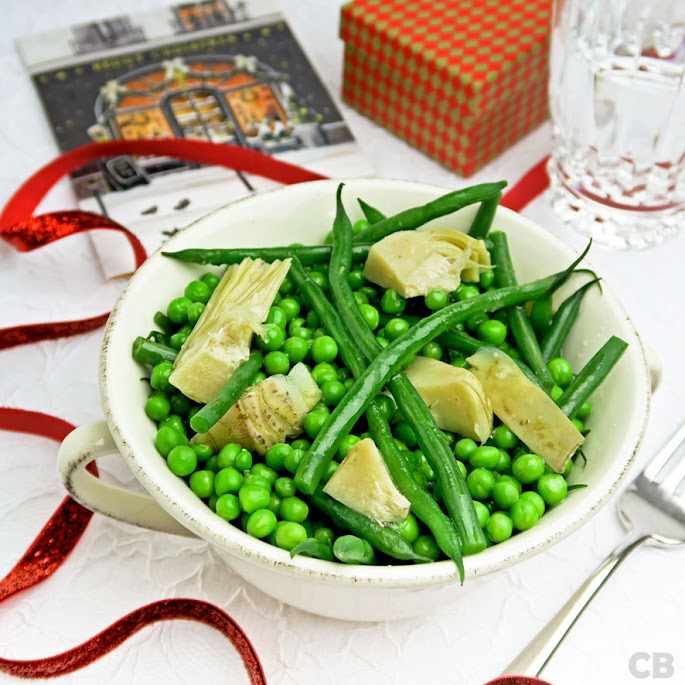 Feestelijke groentemelange van haricots verts, artisjokkenharten en erwtjes