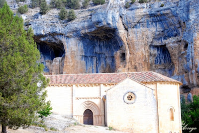 Aqui demas de la ermita templaria de San Bartolomé, se puede ver claramente la erosion en la roca que forma el Cañon del rio Lobos  y algunas de las buitreras.