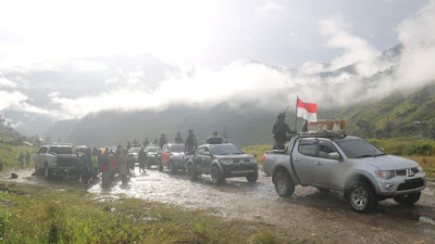       Hari Pertama Masuk Sekolah Anak Wamena Di Kawal Prajurit Kostrad