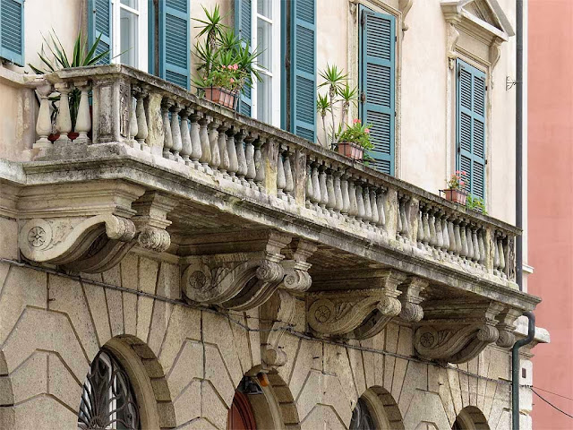 Terrazzo con tre porte, scali Manzoni, Livorno