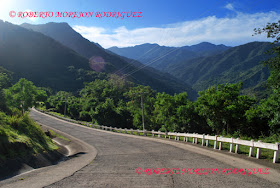Carretera en las laderas de montañas en la Sierra Maestra/ Road on the slopes in Sierra Maestra mountains