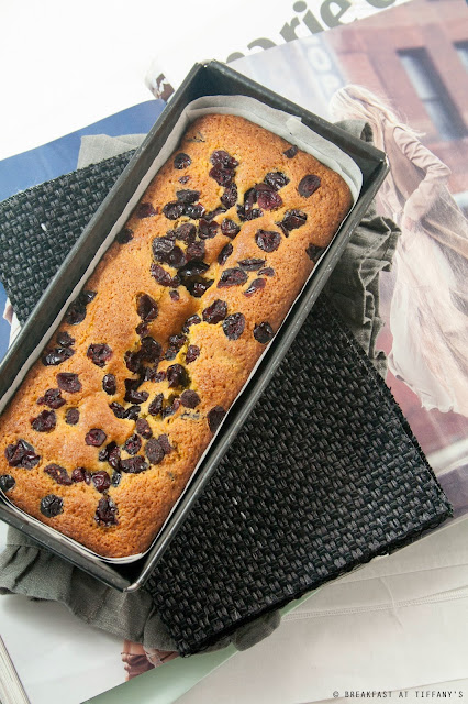 Plumcake con mix di mirtilli e lamponi al profumo di limone