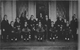 Héctor Várela y su Orquesta en el cabaret Chantecler, con Hugo Baralis (primer violín), César Zagnoli (piano) y Rodolfo Lezica y Armando Laborde (vocalistas)