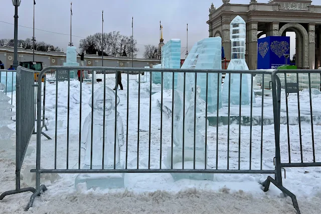 площадь перед главным входом ВДНХ, ледяные скульптуры