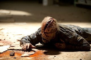 Um zumbi parece agonizar dentro da prisão do Walking Dead 4 Temporada