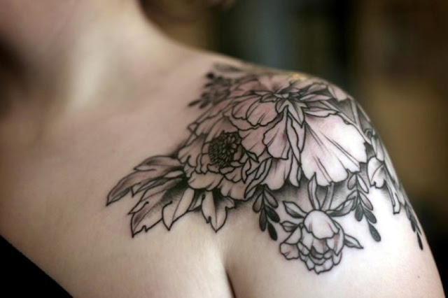 tatuagens femininas de flores para os ombros