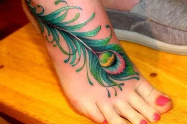 tatuajes de plumas en el pie para mujeres