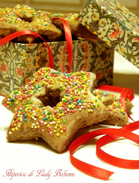 hiperica di lady boheme blog di cucina, ricette facili e veloci. Dolci veloci di Natale, biscotti decorati, stelline al cacao