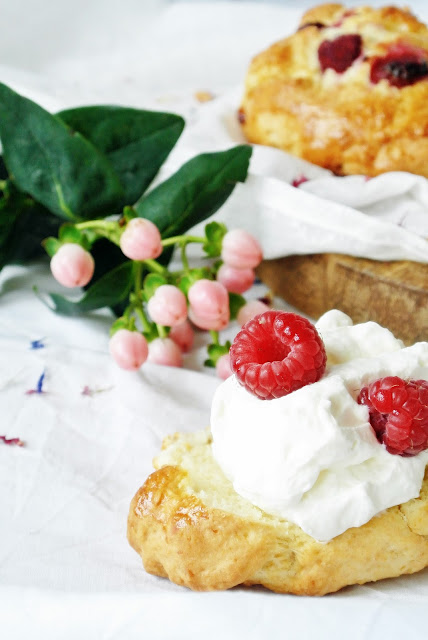 Himbeer - Scones mit weißer Schokolade