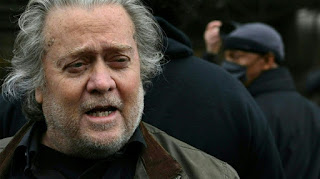 Steve Bannon, aliado de Trump e próximo ao clã Bolsonaro, se entrega ao FBI