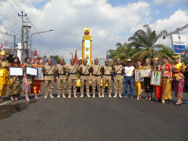 Foto Bersama Forkopimda Karanganyar Saat Karnaval HUT RI ke 74