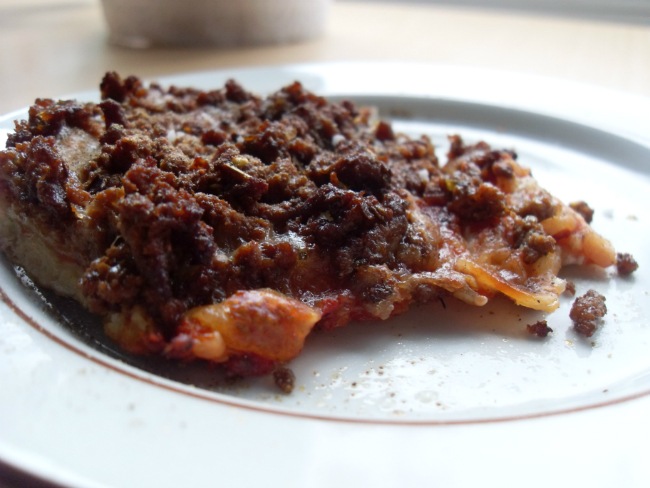 Pizza med kødsovs