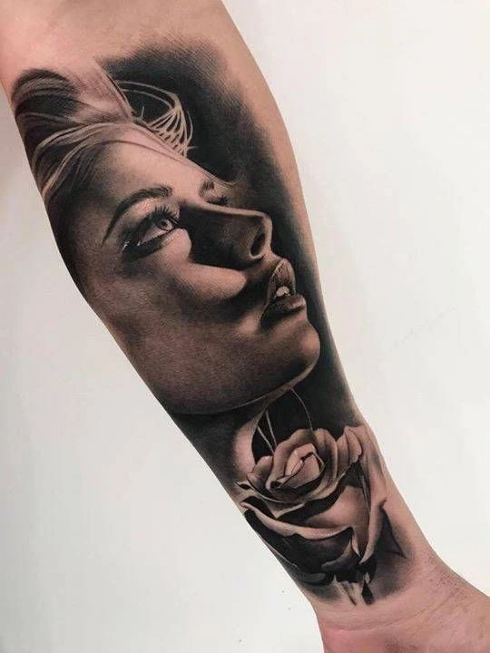 Imagen de un Tatuaje de chica bonita sensual en estilo realista