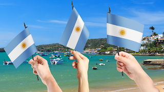 Playa de Buzios y manos sosteniendo banderas argentinas