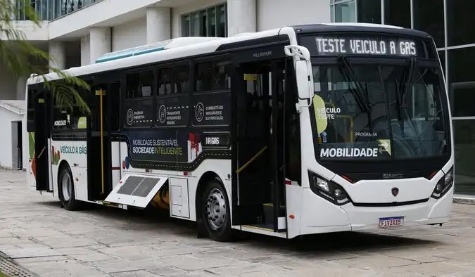 Scania e Compagás colocam ônibus movido a gás em operação em Curitiba 