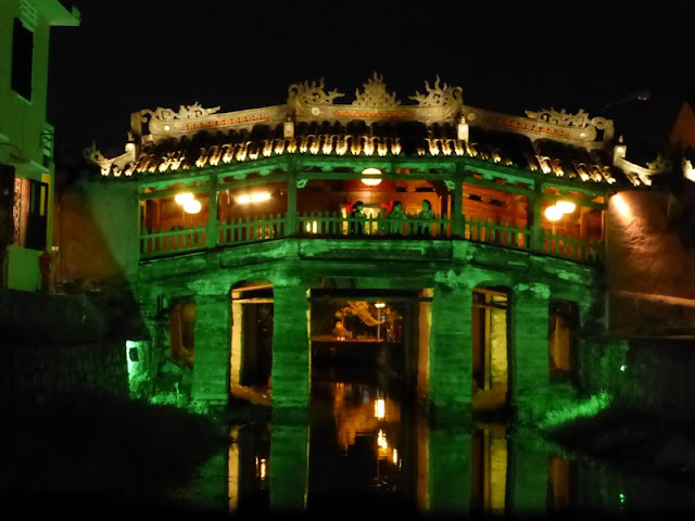 Puente Japonés Cubierto de Hoi An por la noche