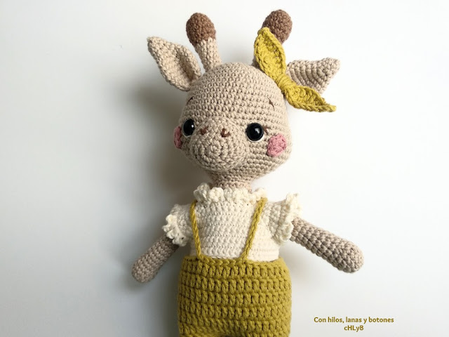 Con hilos, lanas y botones: amigurumi la jirafa Gloria (patrón de Sabina, Mis&Spolka)