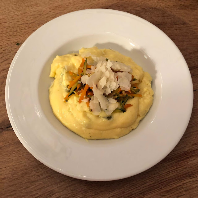 Polenta cremosa con jalapeños y verduras