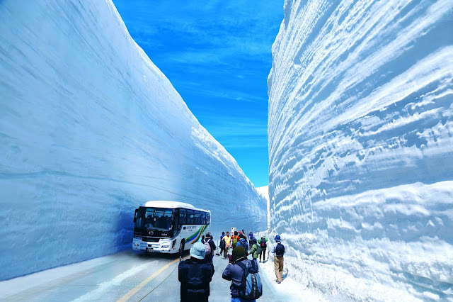 Tuyến đường núi Tateyama Kurobe nối thành phố Toyama thuộc tỉnh Toyama với thị trấn Omachi ở tỉnh Nagano. Tuyến đường có thể được trải nghiệm bằng nhiều loại phương tiện giao thông khác nhau như: cáp treo, xe điện bánh hơi và tất cả đều có tầm nhìn ra dãy núi Tateyama.    Phần ấn tượng nhất của tuyến đường là con đường giữa Bijodaira và Murodo, được bao quanh bởi những bức tường tuyết cao 20 mét, bạn có thể chiêm ngưỡng cảnh quan tuyệt đẹp này từ tháng 4 đến tháng 5 hàng năm.