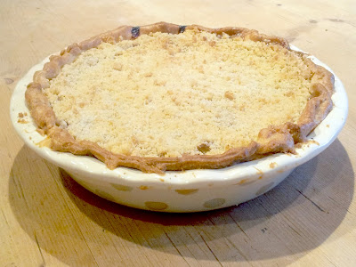 Rhubarb, orange and cinnamon crumble pie