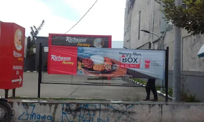 Spanduk-Promo-Hungry-Man-Box-Event-Christmas-Richeese-Factory-Semarang