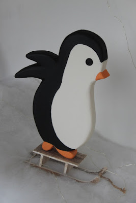Pingüino en porexpán para decorar escaparate de Navidad