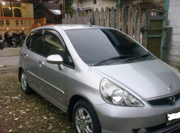 pusat mobil  bekas  samarinda honda  jazz  mt 2005