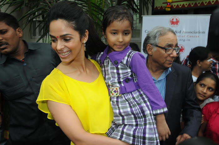 mallika sherawat visits cancer patients aid ociation. glamour  images